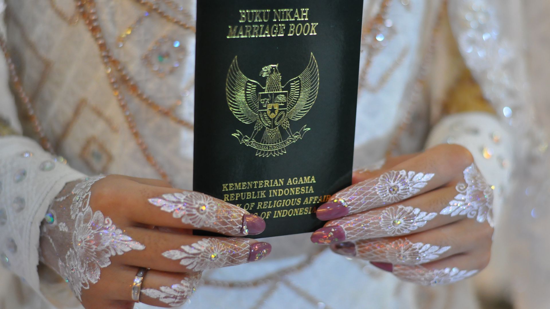 Effective Communication in Mixed Marriages: Overcoming Language and Cultural Barriers in Indonesia