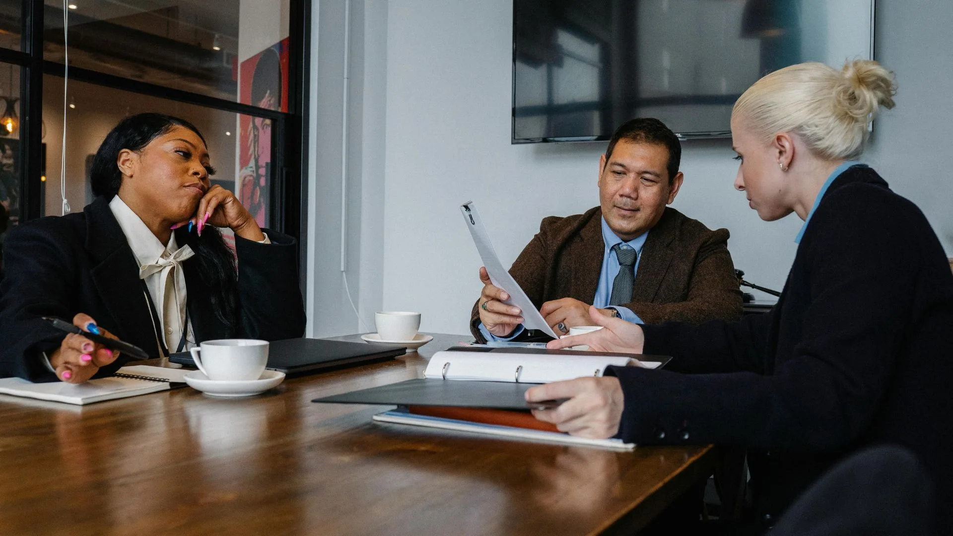 EOR vs Traditional Employment: Which is Better for Your Expansion in Indonesia?